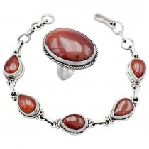Set de bijuterii manufacturate în argint, decorate cu remarcabile anturaje de carneol natural