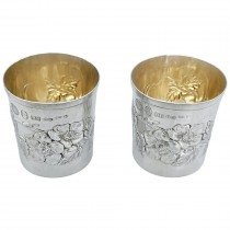 Set de două pahărele manufacturate în argint decorate au-repousse cu ramuri de măr înflorit | atelier Brandimarte Guscelli 