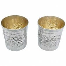 Set de două pahărele manufacturate în argint decorate au-repousse cu ramuri de măr înflorit | atelier Brandimarte Guscelli 