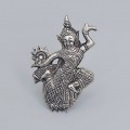 Veche broșă siameză din argint cu reprezentare dansantă a lui Phra Narai Vishnu | cca. 1950 | Thailanda