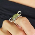 Inel modernist manufacturat în argint și prehnit natural | preloved