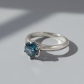 Inel solitar din aur alb 18k decorat cu un diamant natural albastru 1.55 CT | preloved