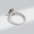 Inel solitar din aur alb 18k decorat cu un diamant natural albastru 1.55 CT | preloved