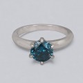 Inel solitar din aur alb 18k decorat cu un diamant natural albastru 1.55 CT | preloved