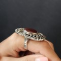 Inel statement în manieră Art Deco din argint decorat cu carneol natural și incrustații de marcasite