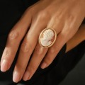 Inel statement Victorian Revival manufacturat în aur galben 18k decorat cu o camee naturală | atelier ArtAntik Gallery 2025
