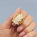 Inel statement Victorian Revival manufacturat în aur galben 18k decorat cu o camee naturală | atelier ArtAntik Gallery 2025