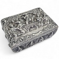 Veche casetă  burneză manufacturată în argint decorată cu scene iconografice budiste  | Myanmar cca. 1900 -1920