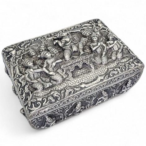 Veche casetă  burmeză manufacturată în argint decorată cu scene iconografice budiste  | Myanmar cca. 1900 -1920