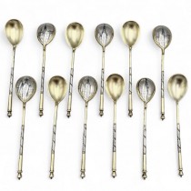 Serviciu de 12 lingurițe din argint aurit și decorat niello pentru servirea ceaiului  | în cutia originală |  atelier Stepan Levin - Rusia Imperială cca. 1896 