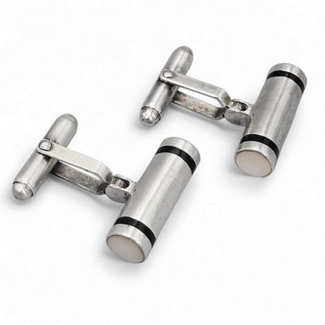 Butoni moderniști mid-century din argint masiv decorați cu inserții de email negru și sidef natural | Germania cca. 1970 