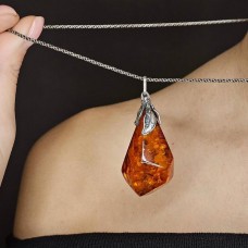 Colier din argint cu pandant statement decorat cu un anturaj de chihlimbar baltic natural | cca. 1980