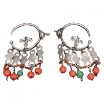 Veche pereche de cercei etnici amazigh de tâmplă Douwwah manufacturați în argint cu anturaje de rășină fenolică | Maroc cca. 1900 - 1930