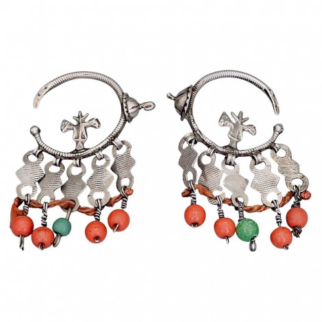 Veche pereche de cercei etnici amazigh de tâmplă Douwwah manufacturați în argint cu anturaje de rășină fenolică | Maroc cca. 1900 - 1930