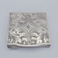 Pudrieră în manieră Art Deco din argint masiv decorată integral prin gravare manuală | atelier florentin cca. 1950