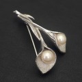 Elegantă broșă modernistă “ Flori de cală “ din argint rodinat cu perle man-made | cca.1990