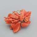 Delicată broșă antique victoriană din argint parțial aurit cu anturaje de coral natural sculptate manual | cca. 1880