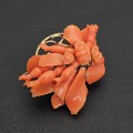 Delicată broșă antique victoriană din argint parțial aurit cu anturaje de coral natural sculptate manual | cca. 1880
