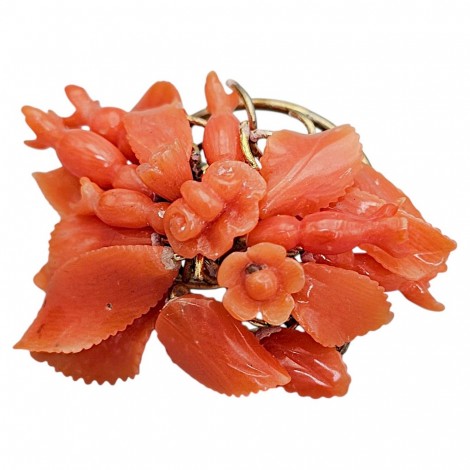 Delicată broșă antique victoriană din argint parțial aurit cu anturaje de coral natural sculptate manual | cca. 1880