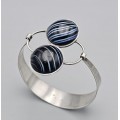 Brățară bangle de perioadă mid-century Atomic Age manufacturată în argint texturat cu agate bandate naturale | cca. 1950 -1960