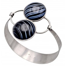 Brățară bangle de perioadă mid-century Atomic Age manufacturată în argint texturat cu agate bandate naturale | cca. 1950 -1960