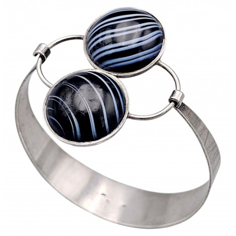 Brățară bangle de perioadă mid-century Atomic Age manufacturată în argint texturat cu agate bandate naturale | cca. 1950 -1960