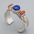 Brățară statement etnică sino-tibetană manufacturată în argint masiv decorată cu lapis lazuli și coral Sherpa | Nepal cca. 1950 - 1970