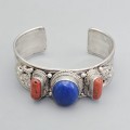 Brățară statement etnică sino-tibetană manufacturată în argint masiv decorată cu lapis lazuli și coral Sherpa | Nepal cca. 1950 - 1970