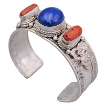 Brățară statement etnică sino-tibetană manufacturată în argint masiv decorată cu lapis lazuli și coral Sherpa | Nepal cca. 1950 - 1970