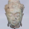 Statuetă " Cap de Buddha încoronat "  în manieră Ayutthaya din bronz patinat | reproducere muzeală | Thailanda cca. 1950 