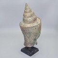 Statuetă " Cap de Buddha încoronat "  în manieră Ayutthaya din bronz patinat | reproducere muzeală | Thailanda cca. 1950 