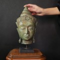 Statuetă " Cap de Buddha încoronat "  în manieră Ayutthaya din bronz patinat | reproducere muzeală | Thailanda cca. 1950 