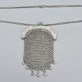 Colier din argint accesorizat cu pandant porte-monnaie chatelaine de perioadă Belle Epoque din argint | Franța cca. 1900 