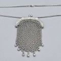 Colier din argint accesorizat cu pandant porte-monnaie chatelaine de perioadă Belle Epoque din argint | Franța cca. 1900 
