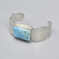 Brățară statement modernistă manufacturată în argint cu un impresionant anturaj de larimar dominican natural | cca. 1990