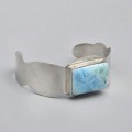 Brățară statement modernistă manufacturată în argint cu un impresionant anturaj de larimar dominican natural | cca. 1990