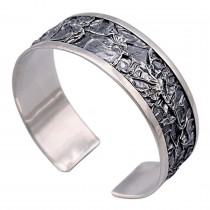  Brățară cuff modernistă manufacturată în argint masiv cu accente texturate și patinate | a doua jumătate a secolului XX