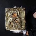 Icoană veche ortodoxă "Maica Domnului cu Pruncul" (Glykophilousa) | tempera pe lemn cu ferecătură în argint de secol XVIII | școala rusească