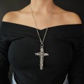Colier sautoir din argint cu un impunător crucifix pectoral elaborat în manieră modernistă, specifică esteticii mid-century | Germania cca. 1960
