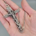Colier sautoir din argint cu un impunător crucifix pectoral elaborat în manieră modernistă, specifică esteticii mid-century | Germania cca. 1960