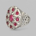Inel statement manufacturat în argint decorat cu anturaje de rubin natural | India