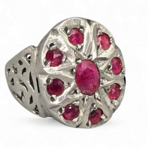 Inel statement manufacturat în argint decorat cu anturaje de rubin natural | India