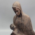 Impresionantă sculptură makonde "Pietà" în lemn de abanos african | Tanzania cca. 1960