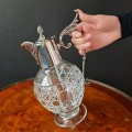 Carafă - decantor de perioadă victoriană în stil Gothic Revival din cristal și metal argintat | atelier Derby Silver Company cca. 1890 - 1900