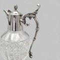 Carafă - decantor de perioadă victoriană în stil Gothic Revival din cristal și metal argintat | atelier Derby Silver Company cca. 1890 - 1900