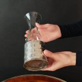 Decantor pentru vin din sticlă și montură din argint împletit | atelier florentin cca. 1970