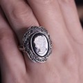 Inel vintage în manieră Art Deco din argint decorat cu o camee din sidef natural pe onix negru și incrustații de marcasite | cca. 1970