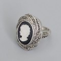 Inel vintage în manieră Art Deco din argint decorat cu o camee din sidef natural pe onix negru și incrustații de marcasite | cca. 1970