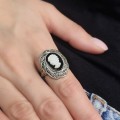 Inel vintage în manieră Art Deco din argint decorat cu o camee din sidef natural pe onix negru și incrustații de marcasite | cca. 1970