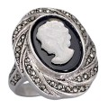 Inel vintage în manieră Art Deco din argint decorat cu o camee din sidef natural pe onix negru și incrustații de marcasite | cca. 1970
